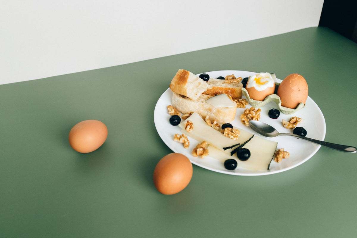 Gélules de complément alimentaire en gros plan sur fond neutre